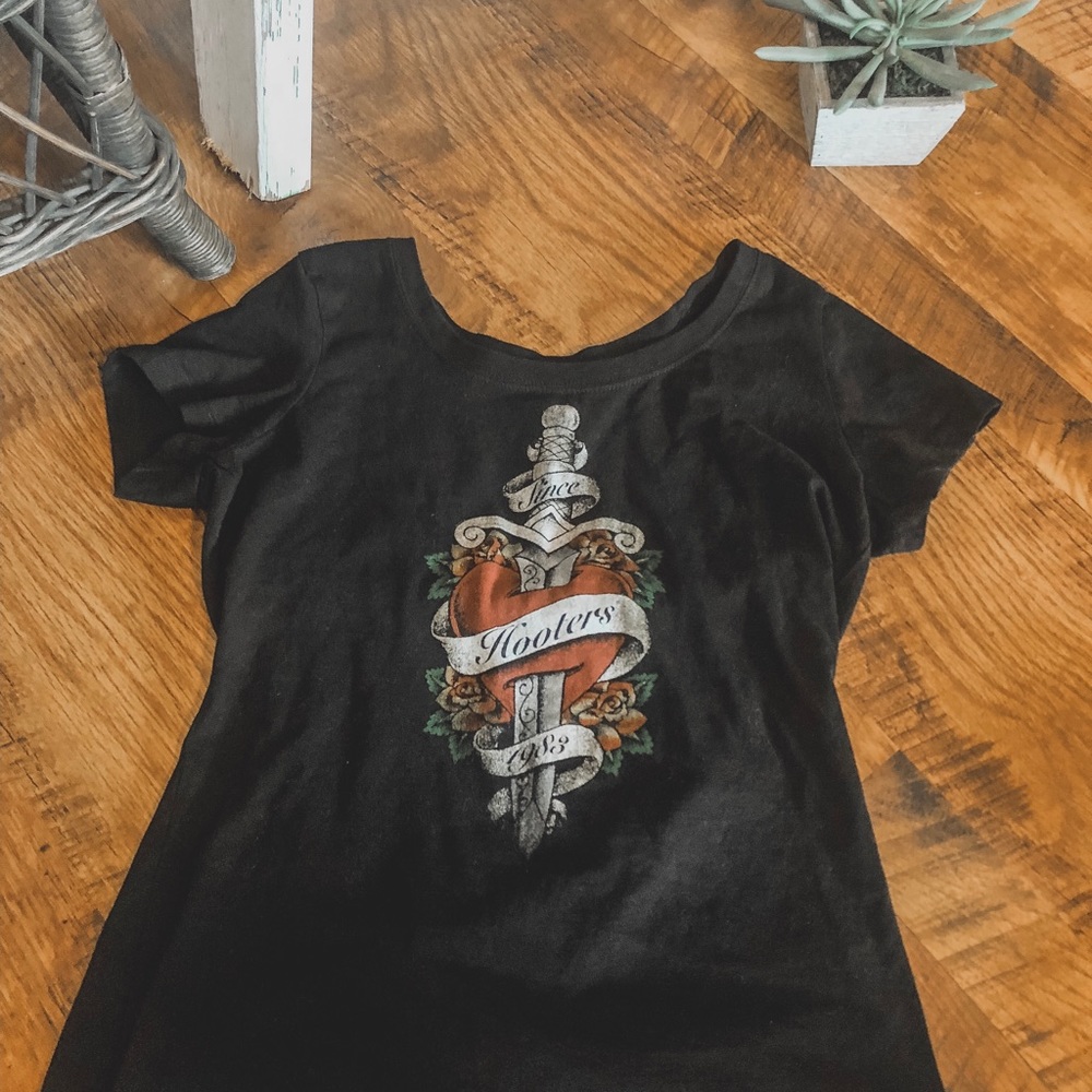 Hooters t-shirt